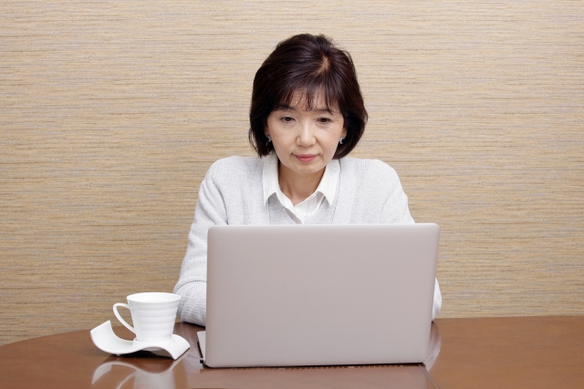 60歳からネットの仕事をする女性