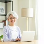 パソコンとシニア女性