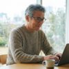 パソコンを使うシニア男性